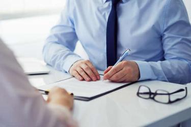 香港公司和內(nèi)地公司簽合同依據(jù)的是香港合同法還是中國合同法？