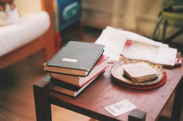 香港人要委托銀行辦理相關(guān)繳費事宜及領(lǐng)取房產(chǎn)證該如何辦理授權(quán)書公證呢？