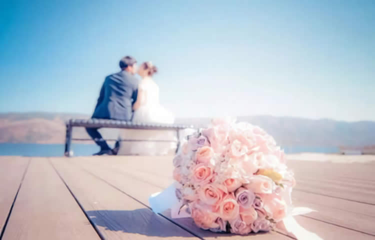 香港登記結(jié)婚后如果要在內(nèi)地的房產(chǎn)證上加上配偶名字怎么辦理公證手續(xù)呢？