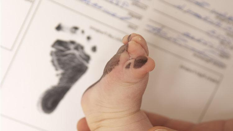 父母離婚了，辦理小孩的香港出生紙公證可以只提供母親的資料做親子關(guān)系證明書用于深圳讀書嗎？