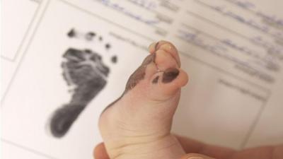 父母離婚了，辦理小孩的香港出生紙公證可以只提供母親的資料做親子關(guān)系證明書用于深圳讀書嗎？