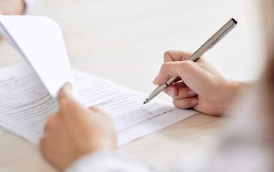 未成年子女是香港出生的，怎么做出世紙轉(zhuǎn)遞公證用于在深圳辦理親屬關(guān)系證明呢？