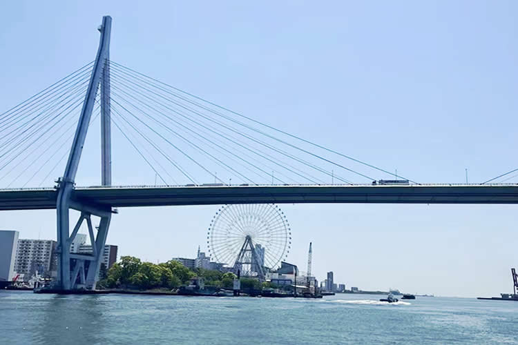 移民香港后要變更內(nèi)地房產(chǎn)信息怎么公證香港護照和中國內(nèi)地護照都是同一個人呢？