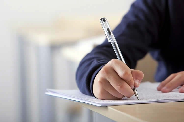 香港公司與員工發(fā)生糾紛要在內(nèi)地法院打官司，怎么辦理香港公司授權(quán)委托書公證呢？