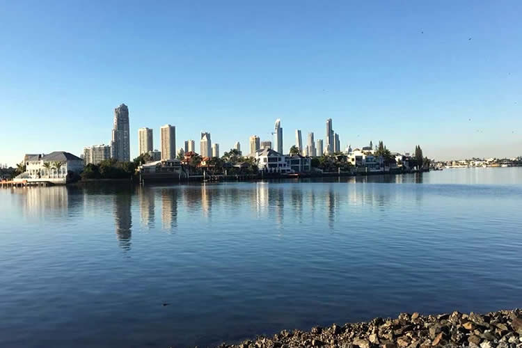 要在內(nèi)地給未成年子女辦理監(jiān)護(hù)人公證怎么證明現(xiàn)在的香港身份和原內(nèi)地身份是同一個(gè)人呢？