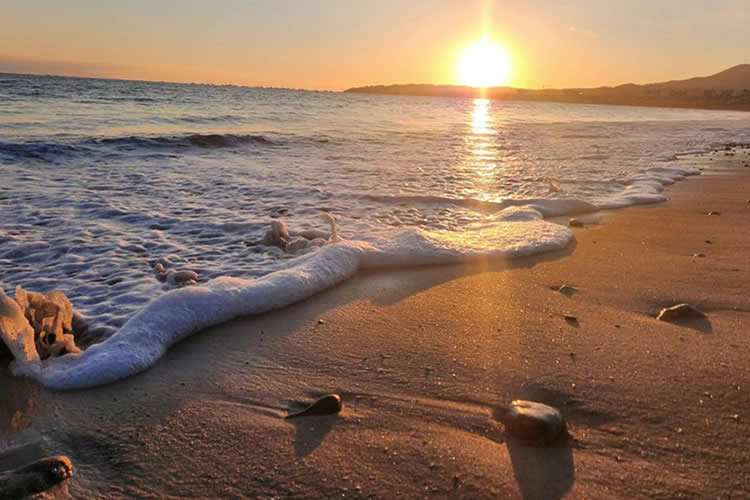 我和老公是香港人，現(xiàn)要在上海買房需要香港律師公證我們的結(jié)婚證并加蓋轉(zhuǎn)遞章，要如何辦理呢？