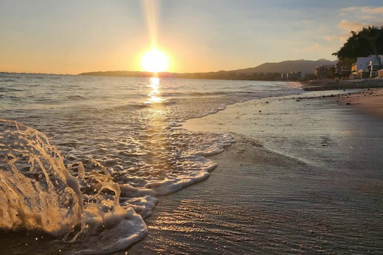 內(nèi)地出生后跟隨父母移居香港，現(xiàn)要怎么辦理出生公證認(rèn)證用于在香港承辦遺產(chǎn)之用呢？