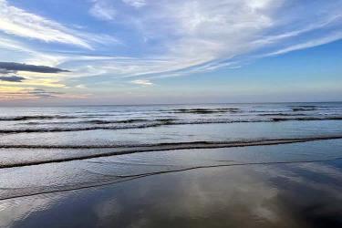 香港人和內(nèi)地人婚后在香港所生子女現(xiàn)要在深圳上學怎么辦理香港出生紙公證？