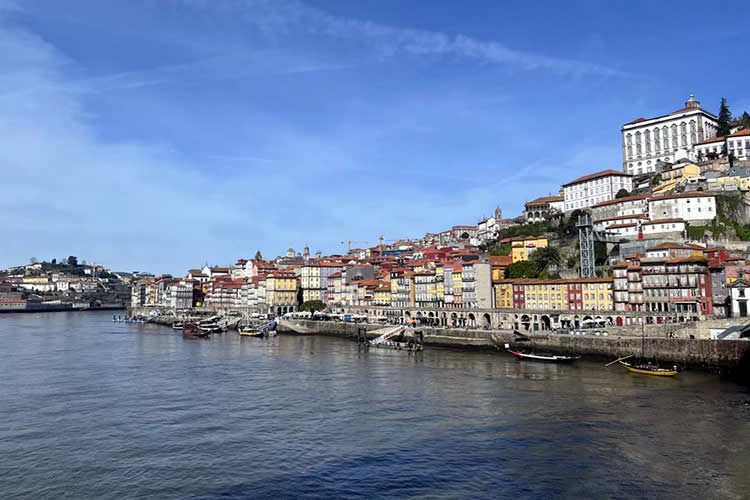 香港人和外國(guó)人結(jié)婚，現(xiàn)要出售內(nèi)地的房產(chǎn)怎么辦理香港結(jié)婚證公證？