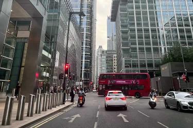 中國公民在英國結(jié)婚后，現(xiàn)要更改婚姻狀況怎么做英國海牙認(rèn)證呢？