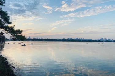 小孩香港出生后又改了名字要怎么做公證用于內(nèi)地房產(chǎn)過戶呢？