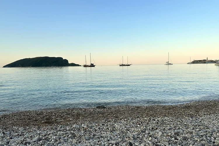 出生于內(nèi)地的香港人要申請(qǐng)新西蘭居留權(quán)必備的中英文出生公證書怎么辦理？